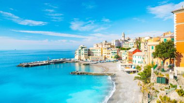 Bogliasco manzarası. Bogliasco, İtalya, Cenova, Ligurya 'da antik bir balıkçı köyüdür. Akdeniz, kumlu plaj ve Bogliasco şehrinin mimarisi.