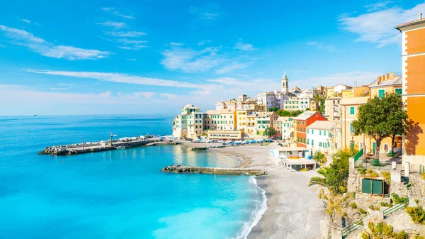 Bogliasco manzarası. Bogliasco, İtalya, Cenova, Ligurya 'da antik bir balıkçı köyüdür. Akdeniz, kumlu plaj ve Bogliasco şehrinin mimarisi.