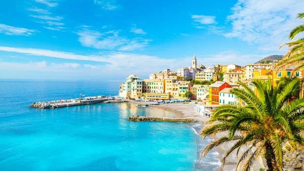 Bogliasco manzarası. Bogliasco, İtalya, Cenova, Ligurya 'da antik bir balıkçı köyüdür. Akdeniz, kumlu plaj ve Bogliasco şehrinin mimarisi.