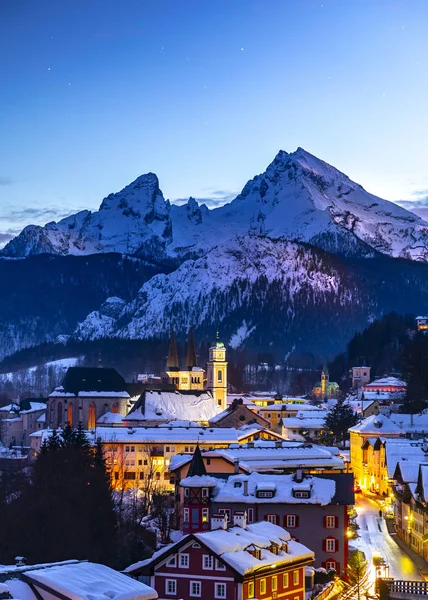 Berchtesgaden történelmi város a híres Watzmann-hegyen, a háttérben, Nemzeti Park Berchtesgadener, Felső-Bajorország, Németország — Stock Fotó