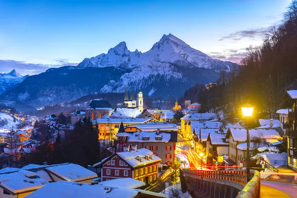 Ιστορική πόλη της πόλης της πόλης του μπεσμπερμπίσελ με φόντο το διάσημο βουνό Watzmann, εθνικό πάρκο Berchtesgadener, Άνω Βαυαρία, Γερμανία — Φωτογραφία Αρχείου
