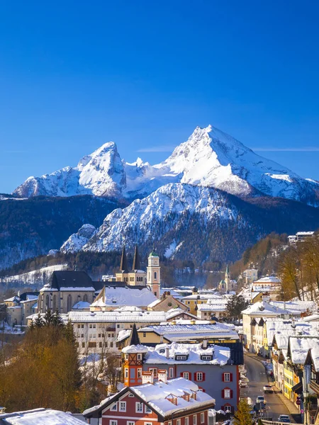 Berchtesgaden történelmi város a híres Watzmann-hegyen, a háttérben, Nemzeti Park Berchtesgadener, Felső-Bajorország, Németország — Stock Fotó