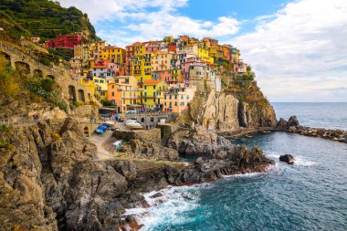 Manarola Köyü, Cinque Terre Sahili İtalya. Manarola'La Spezia, Liguria, İtalya ve bir beş Cinque terre seyahat konumlar, günbatımı renkleri Kuzey eyaletinde güzel bir küçük kasaba