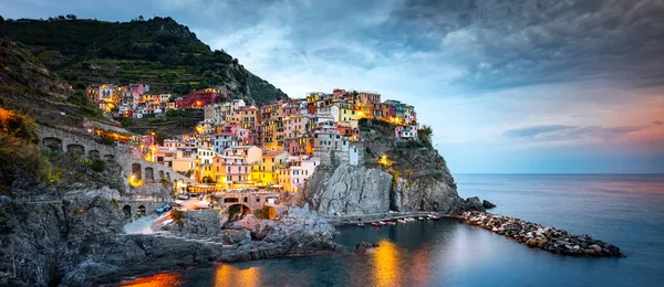 Manarola Köyü, Cinque Terre Sahili İtalya. Manarola'La Spezia, Liguria, İtalya ve bir beş Cinque terre seyahat konumlar, günbatımı renkleri Kuzey eyaletinde güzel bir küçük kasaba — Stok fotoğraf