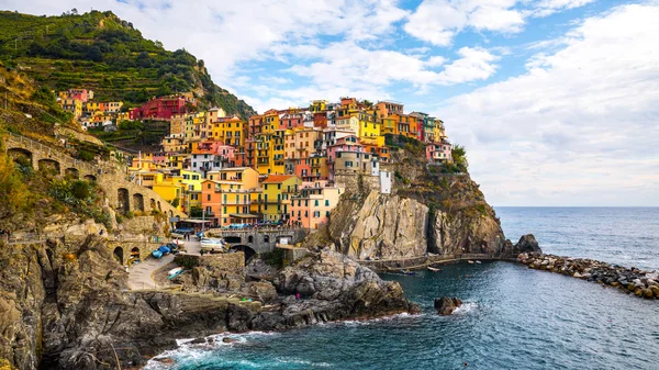Manarola Köyü, Cinque Terre Sahili İtalya. Manarola'La Spezia, Liguria, İtalya ve bir beş Cinque terre seyahat konumlar, günbatımı renkleri Kuzey eyaletinde güzel bir küçük kasaba