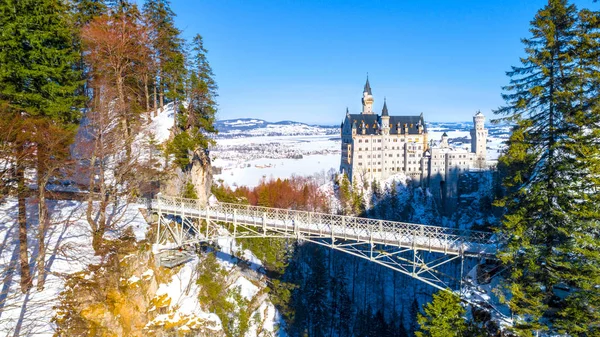 Dünyaca ünlü Neuschwanstein Kalesi'nin güzel manzarası, Kral Ludwig II için Fussen yakınlarındaki engebeli bir kayalıkta inşa edilmiş on dokuzuncu yüzyıl Romanesk Uyanış Sarayı, Almanya — Stok fotoğraf