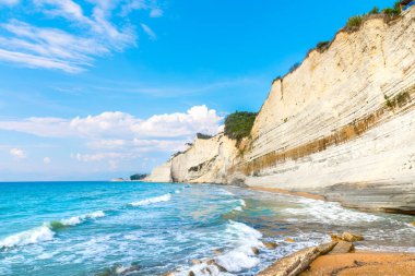 Logas Beach ve Peroulades inanılmaz kayalık uçurum. Corfu. Yunanistan