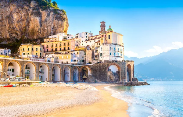 Paysage urbain amalfitain sur le littoral de la mer Méditerranée, Italie — Photo