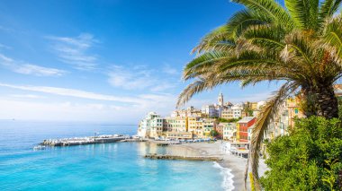 Bogliasco manzarası. Bogliasco, İtalya, Cenova, Ligurya 'da antik bir balıkçı köyüdür. Akdeniz, kumlu plaj ve Bogliasco şehrinin mimarisi.