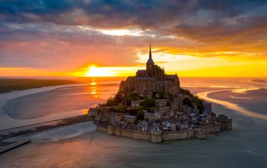 Mont Saint-Michel günbatımı ışığı görünümünde. Normandy, Fransa