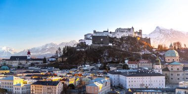 Kışın tarihi Salzburg şehrinin güzel panoramik manzarası, Avusturya