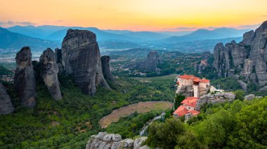 Dağ manzarası Meteora kayalar ve Manastırı