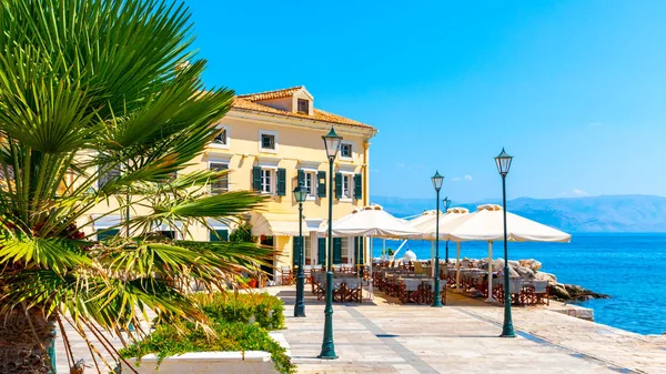 Restaurang på havskusten i Kerkyra Historic Centre, Korfu, Grekland — Stockfoto