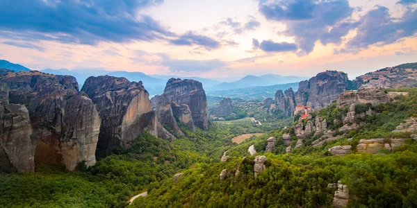 Paisaje de montaña con rocas de Meteora y monasterio —  Fotos de Stock