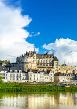 Loire Nehri'nin karşısındaki Rönesans şatosu ile tarihi Amboise şehrinin siluetinin güzel manzarası. Loire valley, Fransa