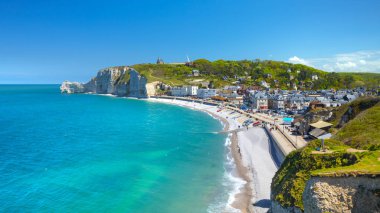 Etretat kayalıklarında pitoresk panoramik manzara. Doğal inanılmaz kayalıklar. Etretat, Normandiya, Fransa, La Manche veya Manş Denizi. Güneşli yaz gününde Pays de Caux alanının sahili. Fransa