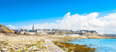 Privateers şehrinin güzel görünümü - Saint Malo Brittany, Fransa