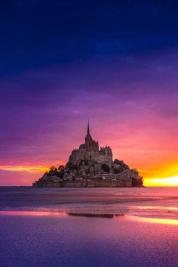 Mont Saint-Michel günbatımı ışığı görünümünde. Normandy, Fransa