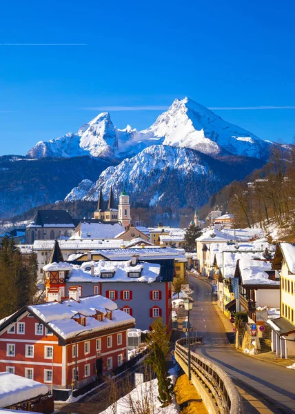 Berchtesgaden történelmi város a híres Watzmann-hegyen, a háttérben, Nemzeti Park Berchtesgadener, Felső-Bajorország, Németország — Stock Fotó