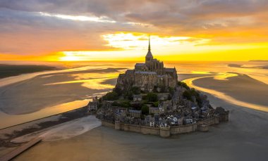 Mont Saint-Michel günbatımı ışığı görünümünde. Normandy, Fransa
