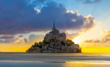 Mont Saint-Michel günbatımı ışığı görünümünde. Normandy, Fransa