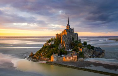 Mont Saint-Michel günbatımı ışığı görünümünde. Normandy, Fransa