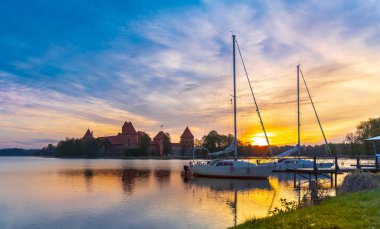 Gündoğumu zaman eski kale. Trakai, Litvanya, Doğu Avrupa