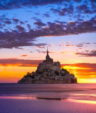 Mont Saint-Michel günbatımı ışığı görünümünde. Normandy, Fransa