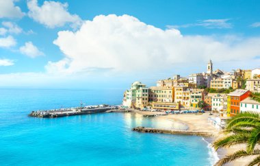 Bogliasco manzarası. Bogliasco, İtalya, Cenova, Ligurya 'da antik bir balıkçı köyüdür. Akdeniz, kumlu plaj ve Bogliasco şehrinin mimarisi.