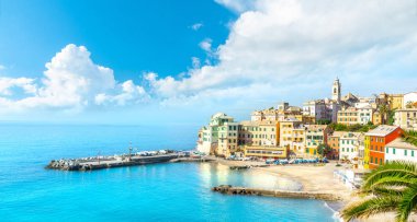 Bogliasco manzarası. Bogliasco, İtalya, Cenova, Ligurya 'da antik bir balıkçı köyüdür. Akdeniz, kumlu plaj ve Bogliasco şehrinin mimarisi.