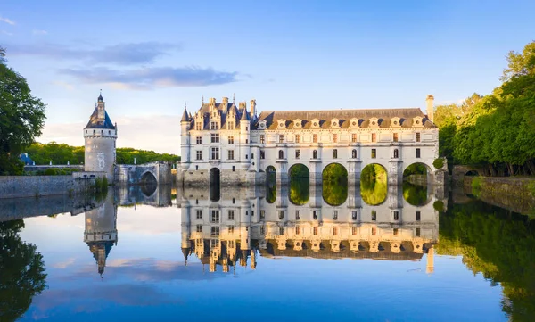 Chateau de Chenonceau to francuski zamek rozciągający się nad rzeką Cher w pobliżu wioski Chenonceaux, dolina Loary we Francji — Zdjęcie stockowe