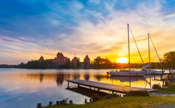 Alte Burg im Sonnenaufgang. Trakai, Litauen, Osteuropa — Stockfoto