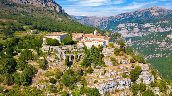 Fransa, Provence 'deki Gourdon köyünün manzarası.