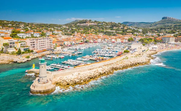 Vista panorámica del pueblo pesquero de Cassis cerca de Marsella, Provenza, Sur de Francia, Europa, Mar Mediterráneo —  Fotos de Stock