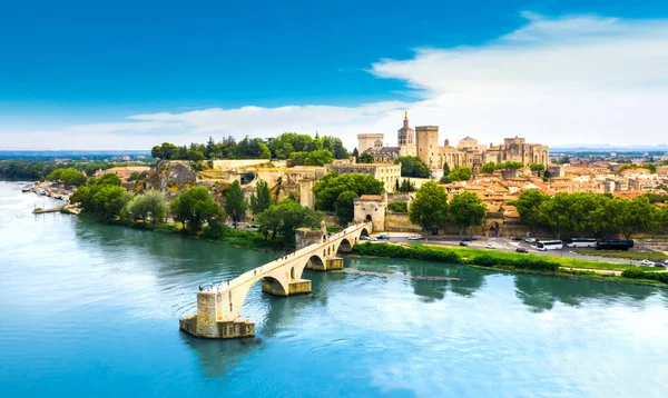 法国阿维尼翁的圣贝内塞桥是一个美丽的夏日 — 图库照片