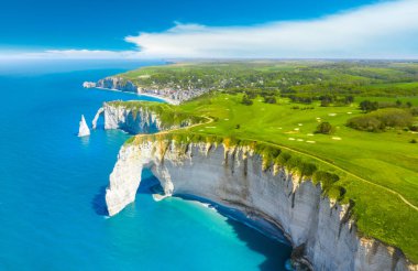 Etretat 'ın tepelerindeki resimsel panoramik manzara. Doğal muhteşem uçurumlar. Etretat, Normandiya, Fransa