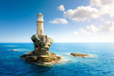 Geceleri Chora 'nın güzel deniz feneri turitesi. Andros Adası, Kiklad, Yunanistan