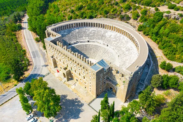 Şehrin yakınlarındaki antik Aspendos amfitiyatrosunun hava manzarası.