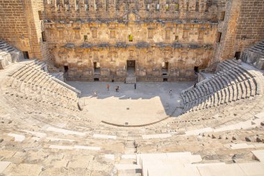 Antalya şehri yakınlarındaki antik Aspendos amfitiyatrosunun hava manzarası