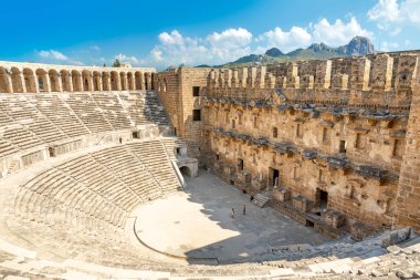 Antalya şehri yakınlarındaki antik Aspendos amfitiyatrosunun hava manzarası