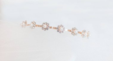 Altın kemerli inci ve elmas çiçekli parıldayan gelin tacı.