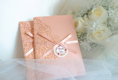 Düğün için şeftali rengi davetiye ya da sevgililer günü hediyesi için aşk kartı.