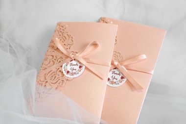 Düğün için şeftali rengi davetiye ya da sevgililer günü hediyesi için aşk kartı.