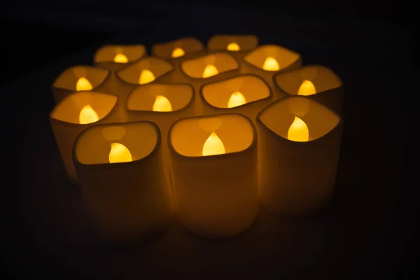 电子黄光蜡烛给人们带来了希望 也给人们带来了共同的力量 — 图库照片#