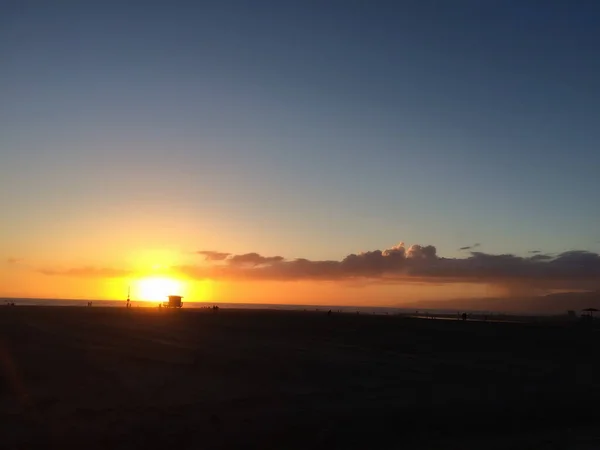 Una Tranquila Vista Atardecer Playa Santa Mónica Con Torre Salvavidas —  Fotos de Stock