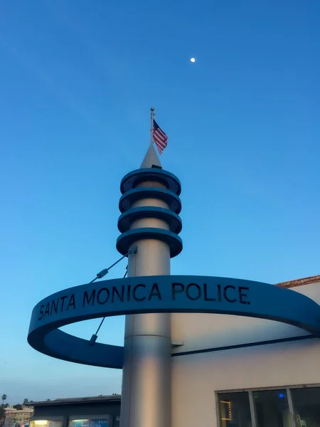サンタモニカ Usa 2017年3月7日 カリフォルニア州サンタモニカの太平洋公園サンタモニカ警察埠頭駅の月の夜景 — ストック写真