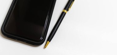 Siyah ekran cep telefonu veya beyaz arka planda kapasite kalemi olan akıllı telefon.