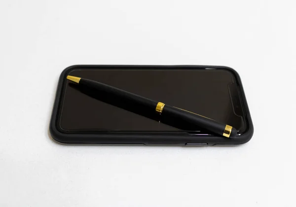 黑屏手机或智能手机 顶部白色背景上有电容笔 — 图库照片