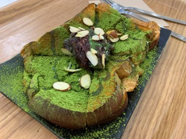 Yeşil çay, Kore tostu, kırmızı fasulye ezmesi ve üstüne de badem dilimi.