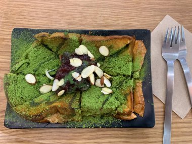 Yeşil çay, Kore tostu, kırmızı fasulye ezmesi ve üstüne de badem dilimi.